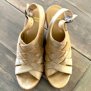 Johnston & Murphy Women's Metallic Gold wooden wedge leather Sandals